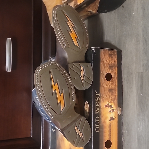 BOYS BOOTS - Picture 2 of 4